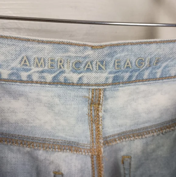 American Eagle High Rise Mom Jeans in Light Blue Wash Size 8 - Picture 6 of 8